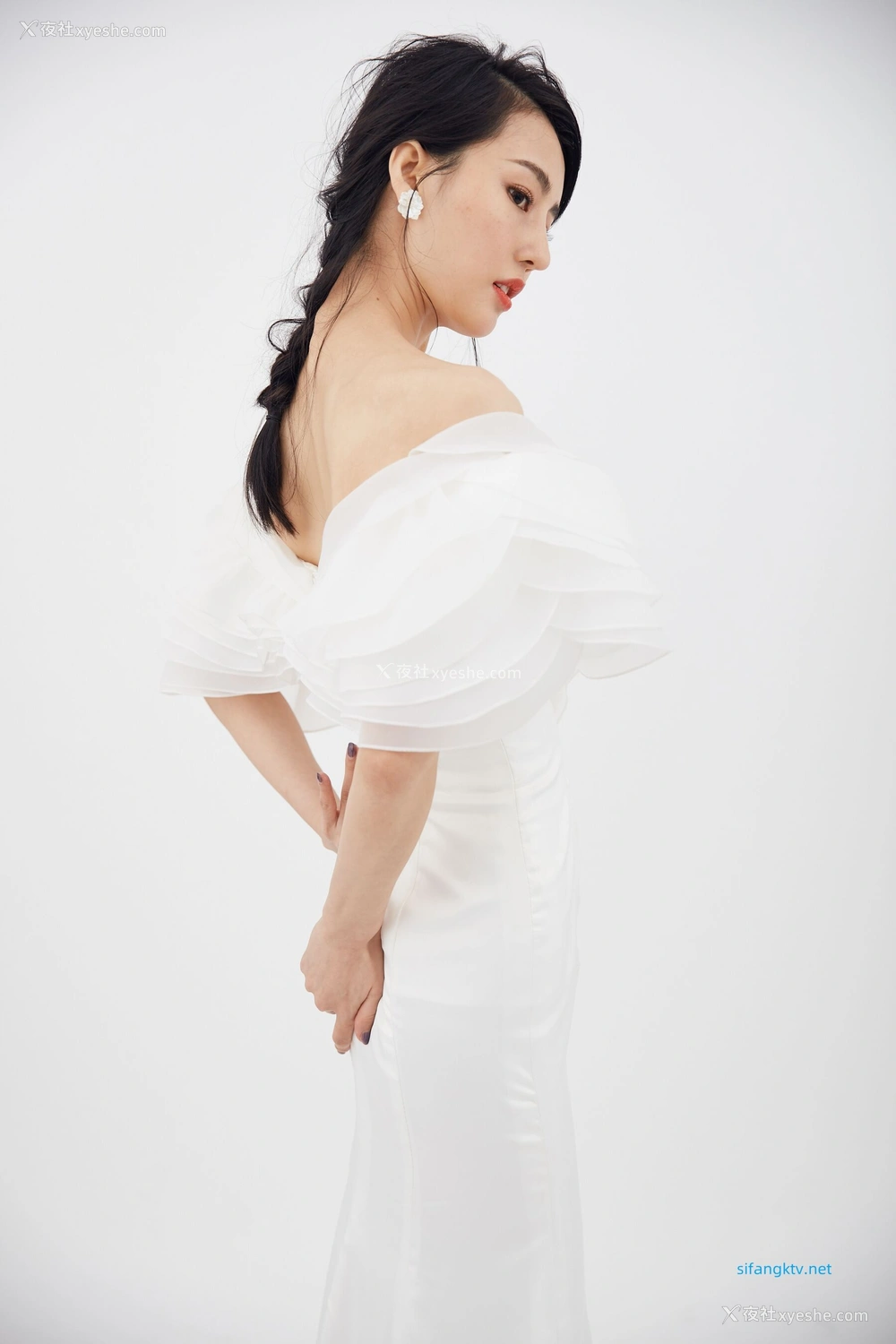 1P - 非诚勿扰女嘉宾邢星透点性感写真