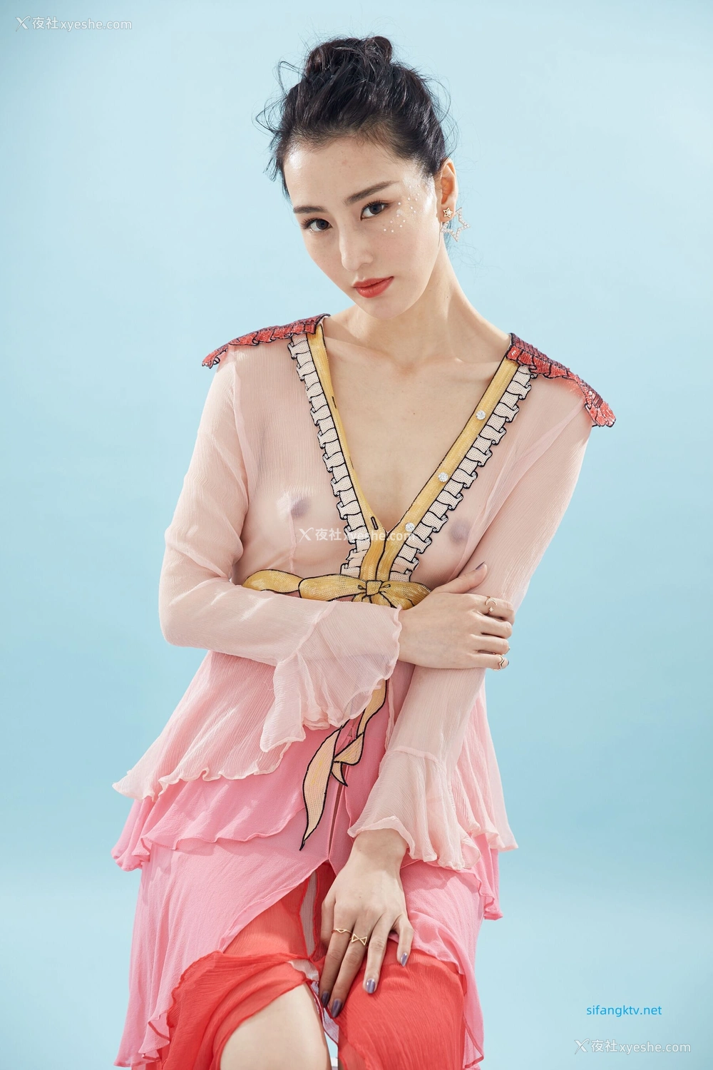 1P - 非诚勿扰女嘉宾邢星透点性感写真