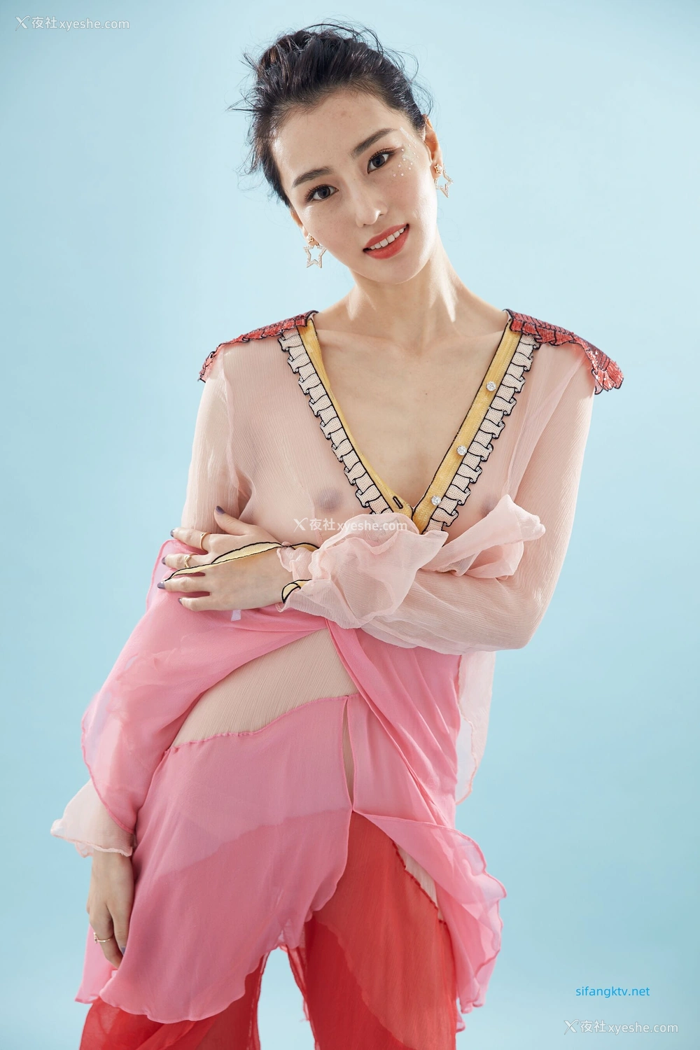 1P - 非诚勿扰女嘉宾邢星透点性感写真