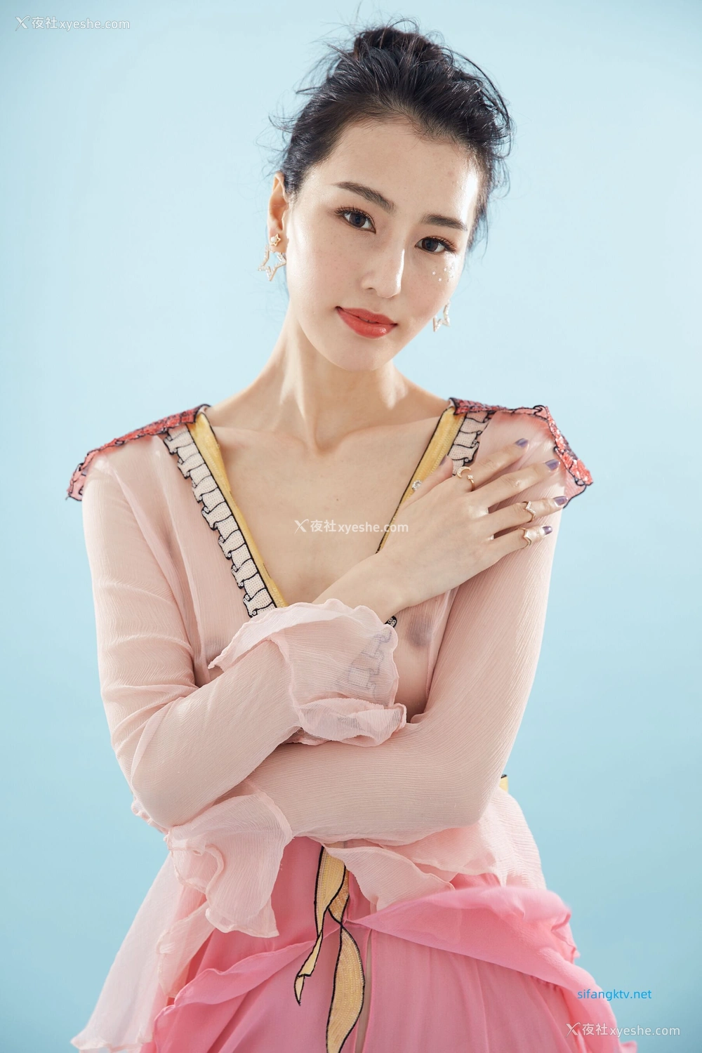 1P - 非诚勿扰女嘉宾邢星透点性感写真
