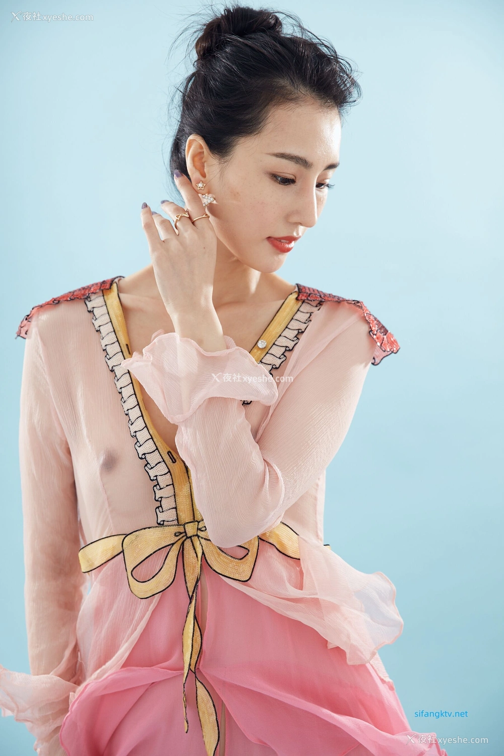 1P - 非诚勿扰女嘉宾邢星透点性感写真