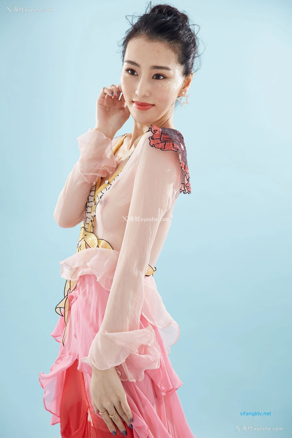 1P - 非诚勿扰女嘉宾邢星透点性感写真