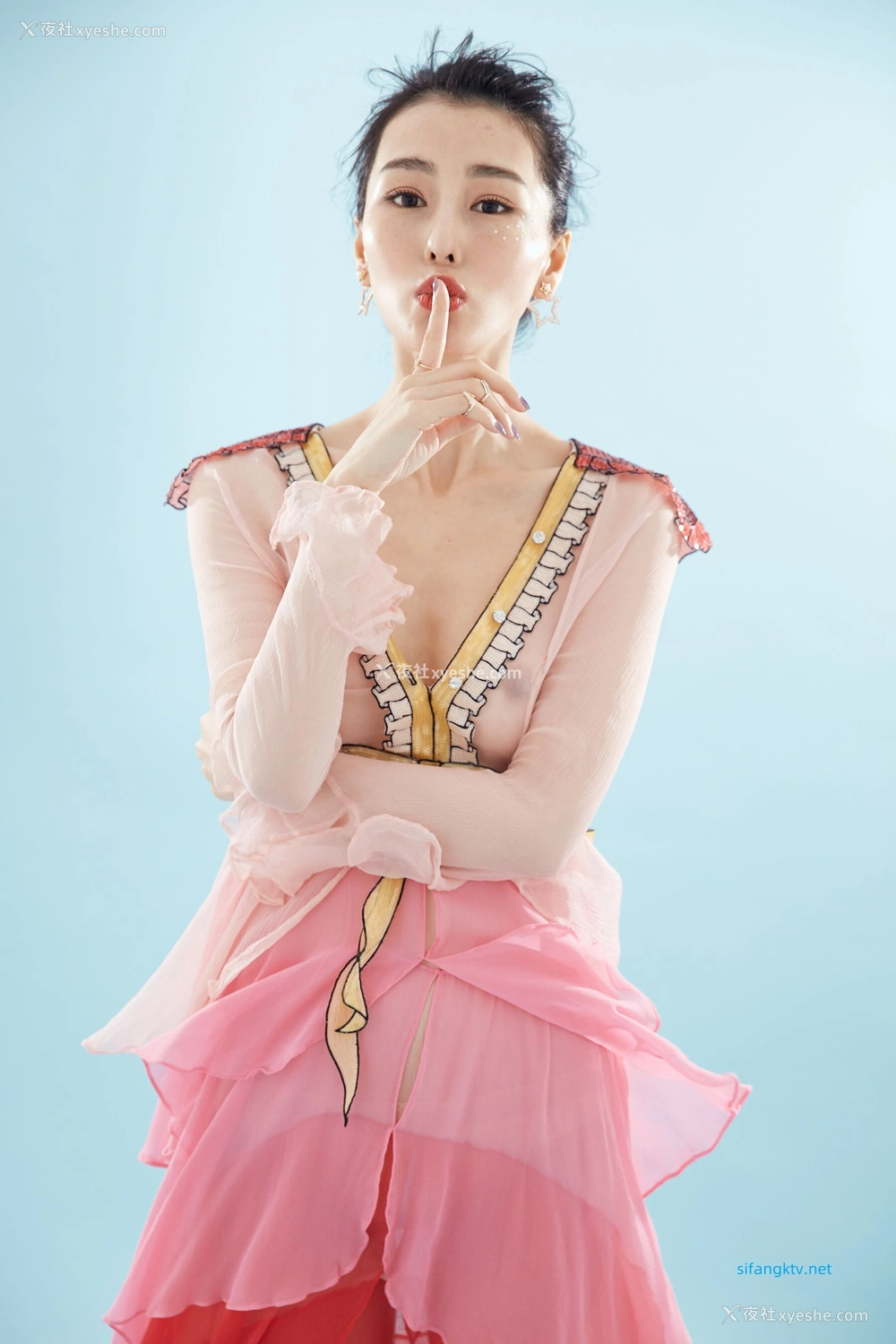 1P - 非诚勿扰女嘉宾邢星透点性感写真