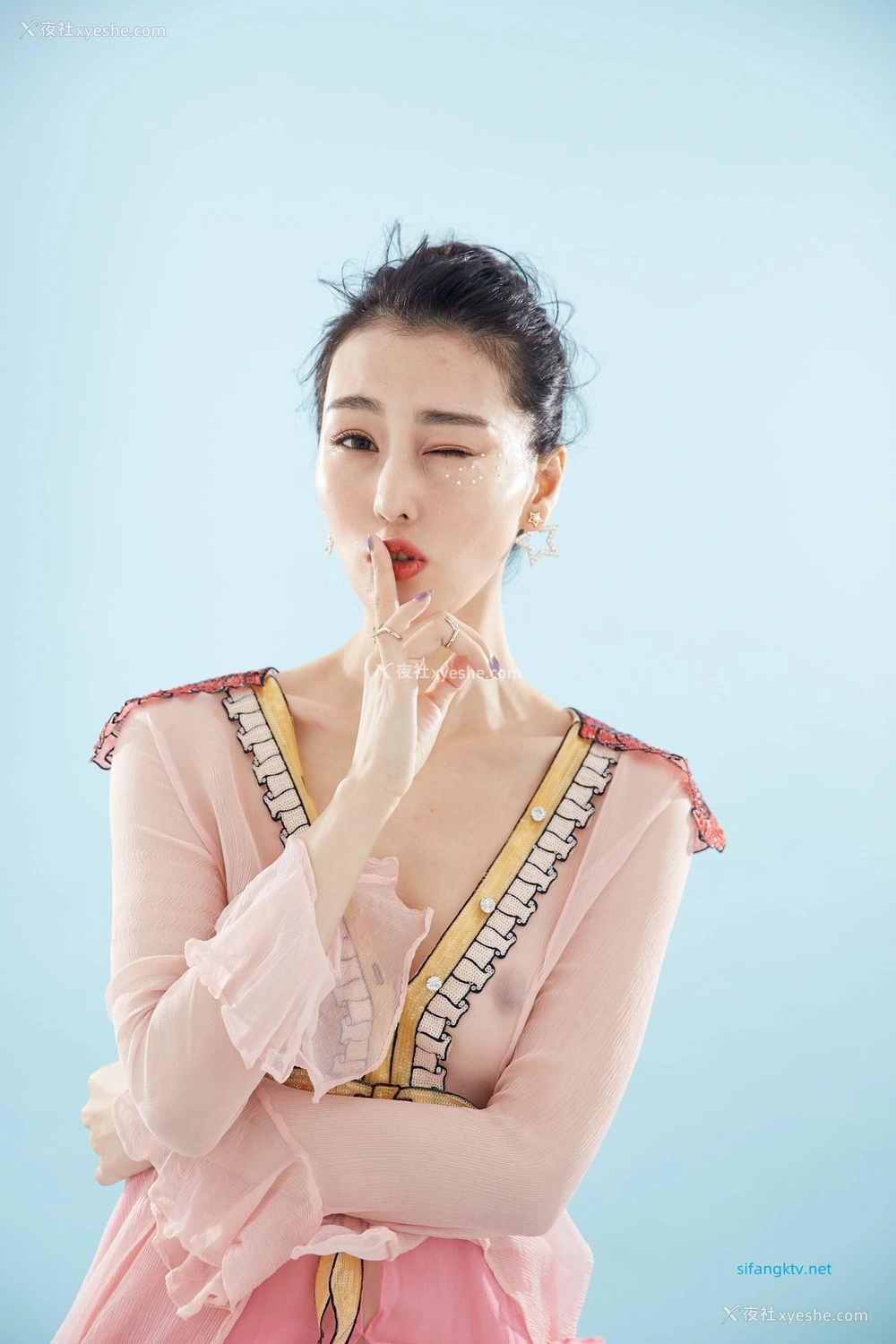 1P - 非诚勿扰女嘉宾邢星透点性感写真