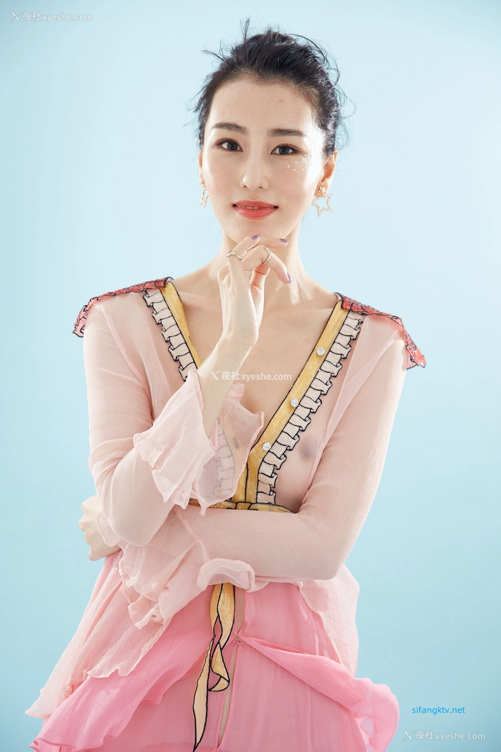 1P - 非诚勿扰女嘉宾邢星透点性感写真