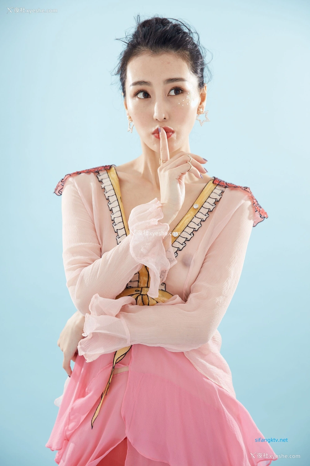 1P - 非诚勿扰女嘉宾邢星透点性感写真