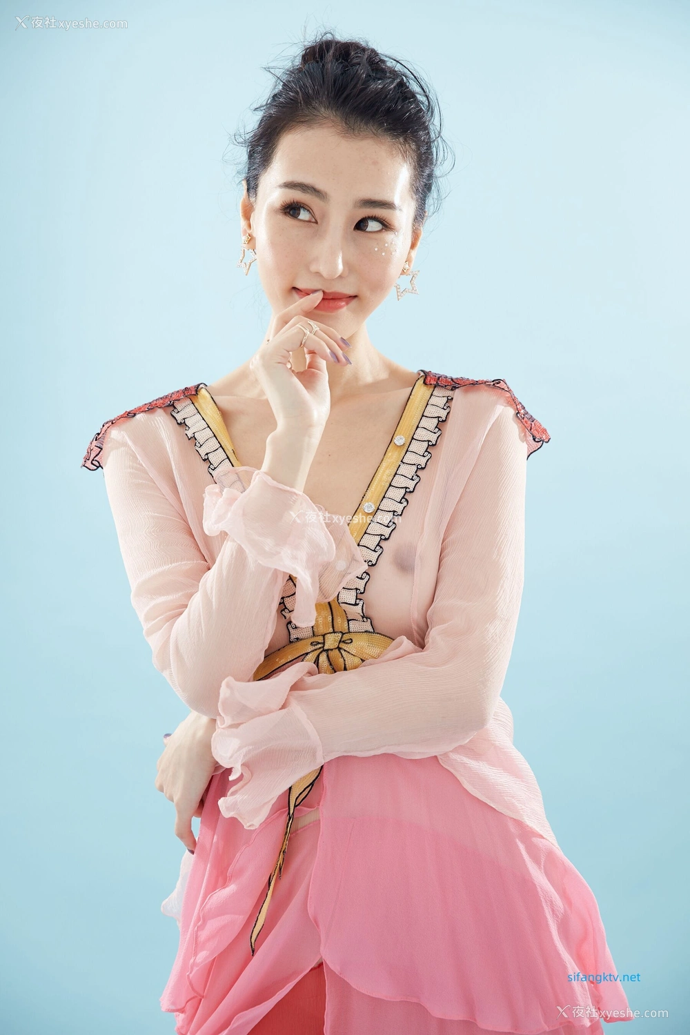 1P - 非诚勿扰女嘉宾邢星透点性感写真