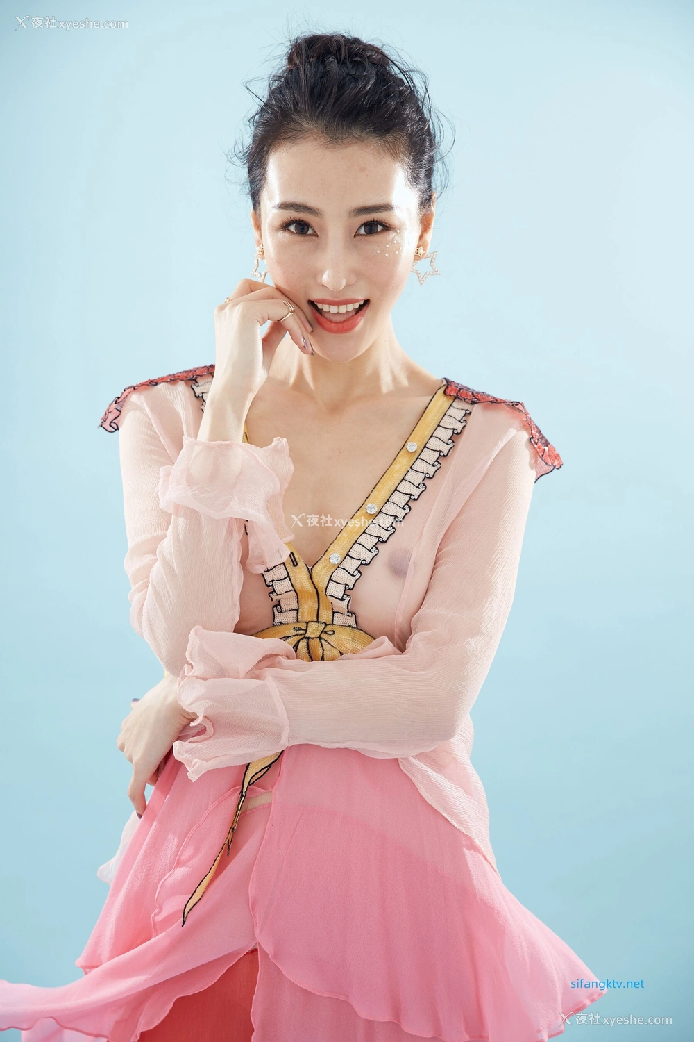 1P - 非诚勿扰女嘉宾邢星透点性感写真
