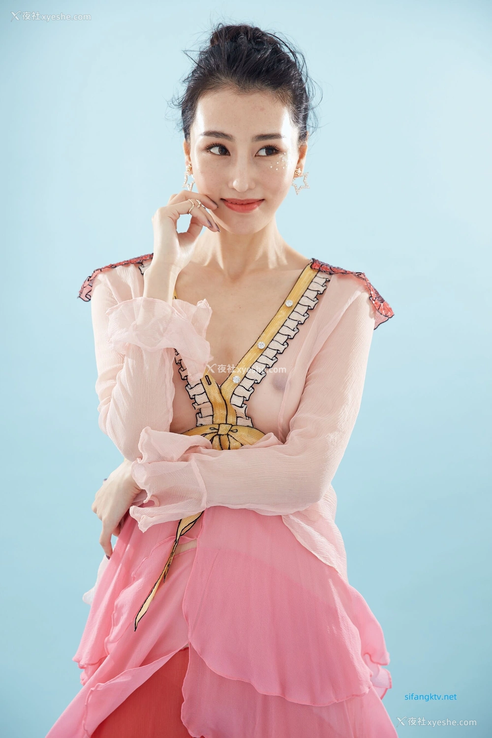 1P - 非诚勿扰女嘉宾邢星透点性感写真