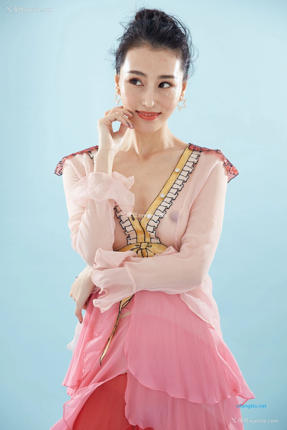 1P - 非诚勿扰女嘉宾邢星透点性感写真