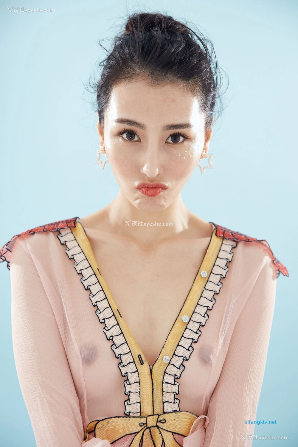 1P - 非诚勿扰女嘉宾邢星透点性感写真