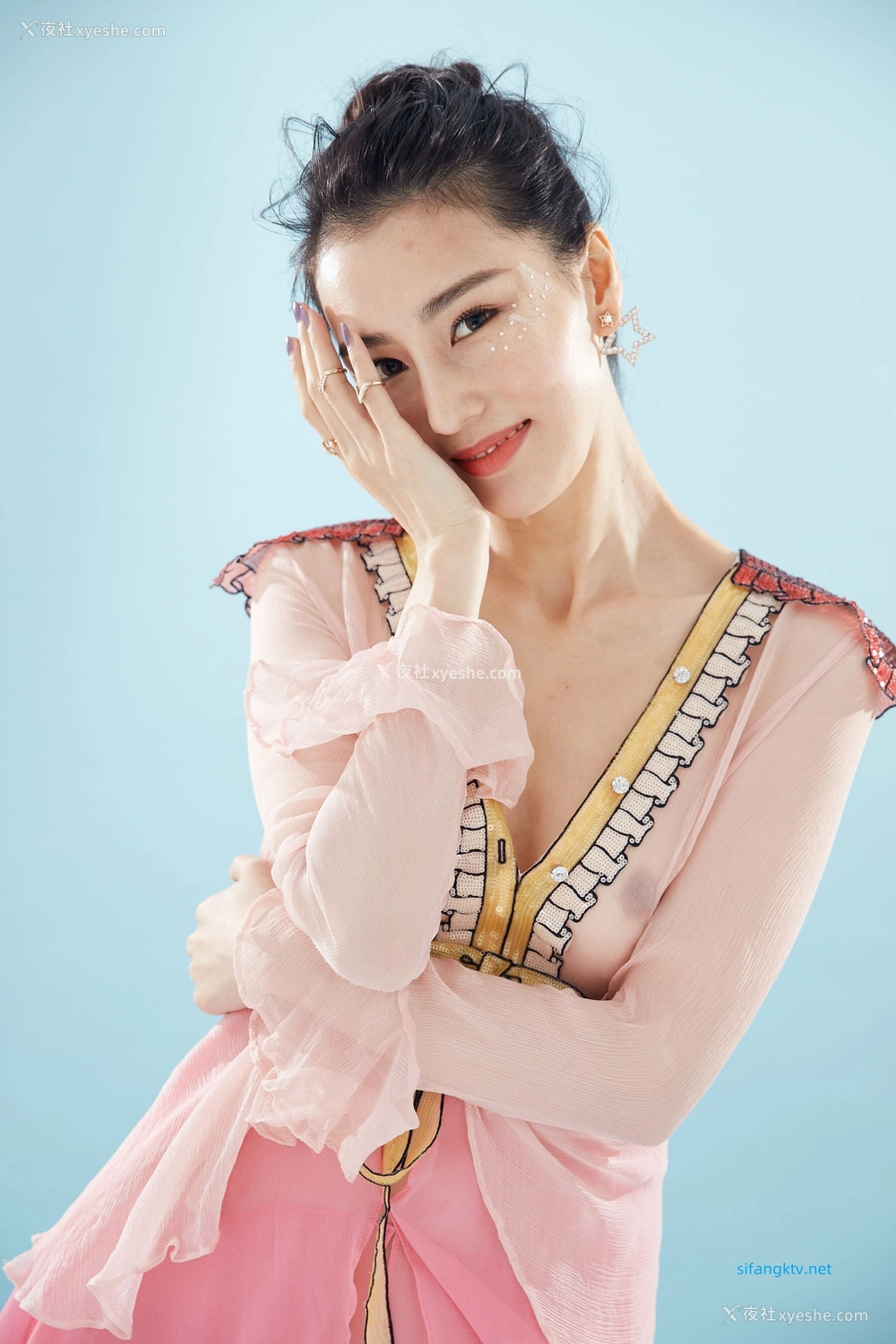 1P - 非诚勿扰女嘉宾邢星透点性感写真