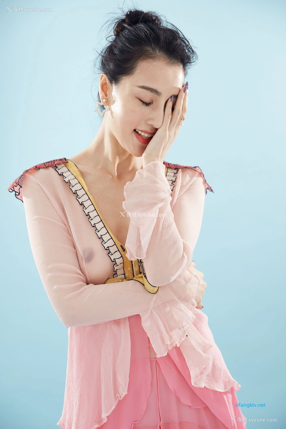 1P - 非诚勿扰女嘉宾邢星透点性感写真