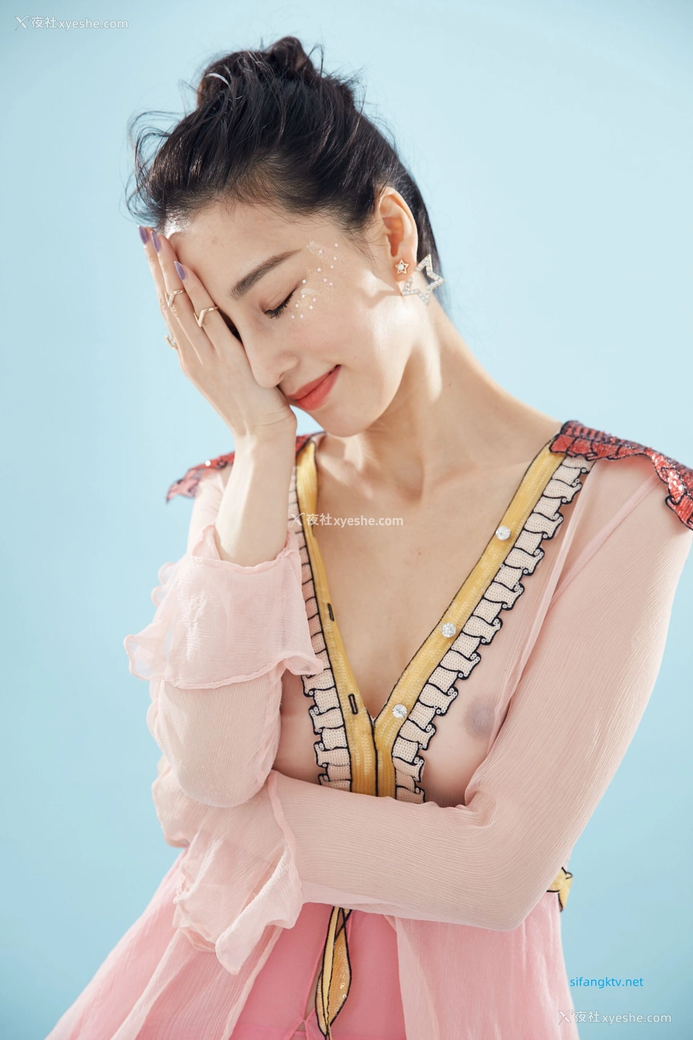 1P - 非诚勿扰女嘉宾邢星透点性感写真