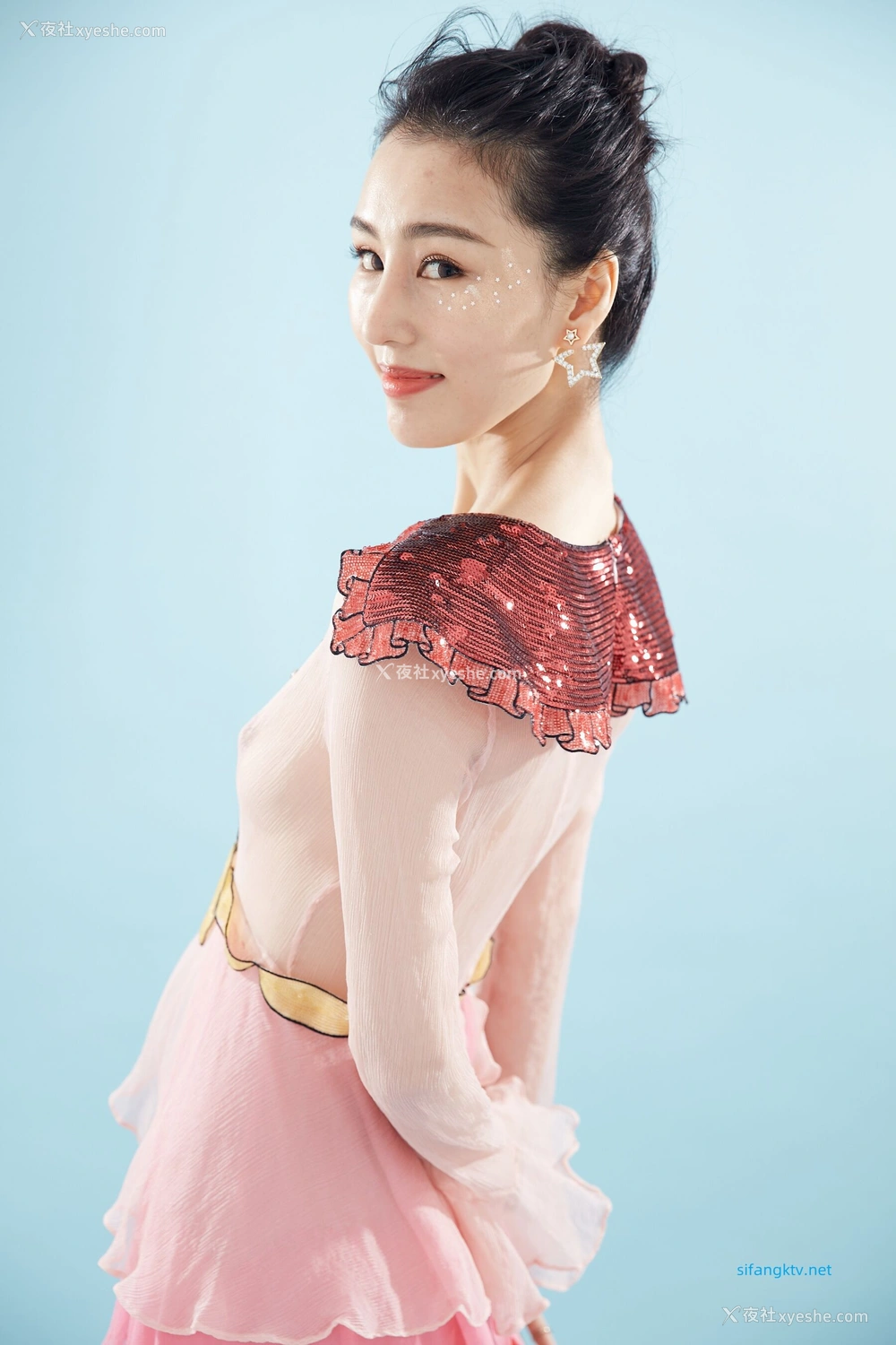 1P - 非诚勿扰女嘉宾邢星透点性感写真