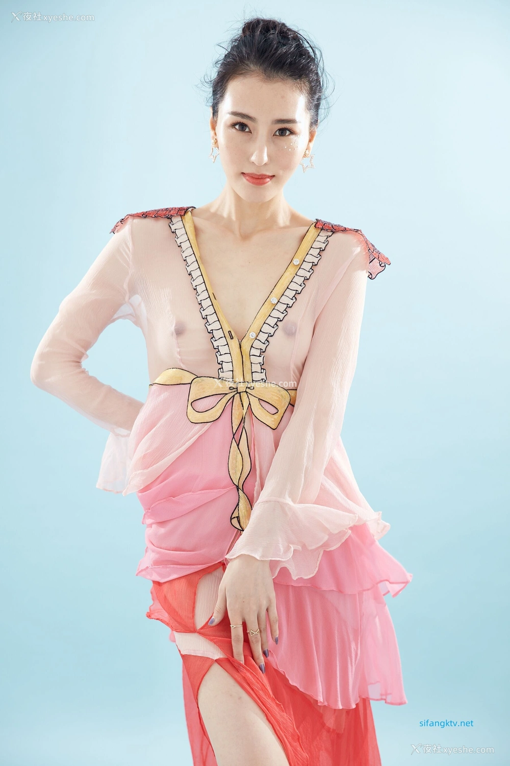 1P - 非诚勿扰女嘉宾邢星透点性感写真