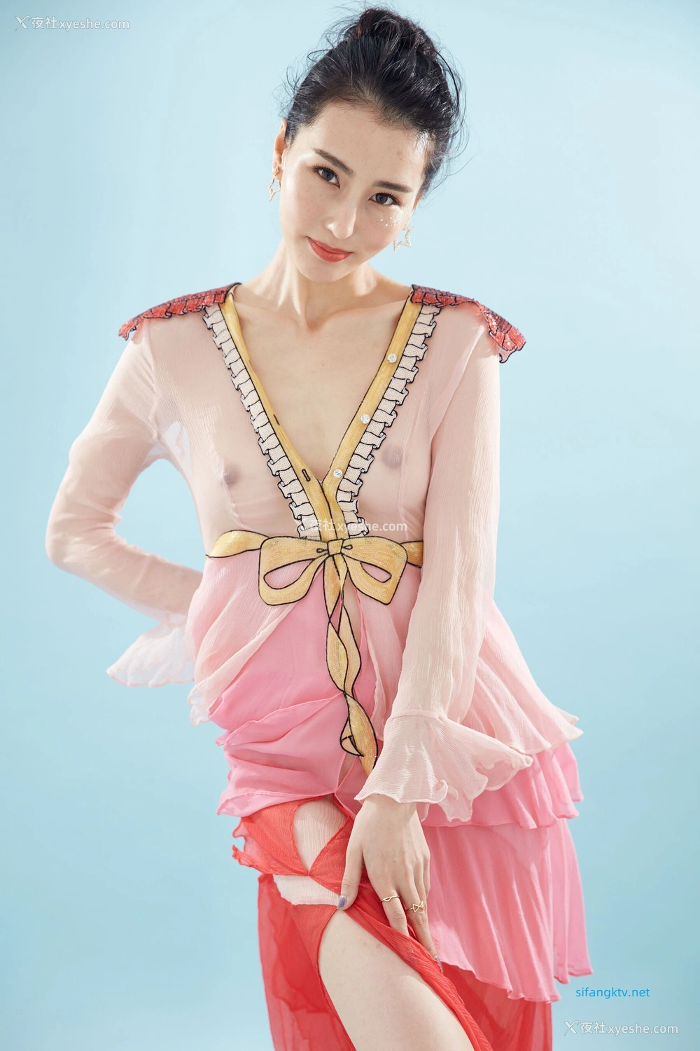 1P - 非诚勿扰女嘉宾邢星透点性感写真