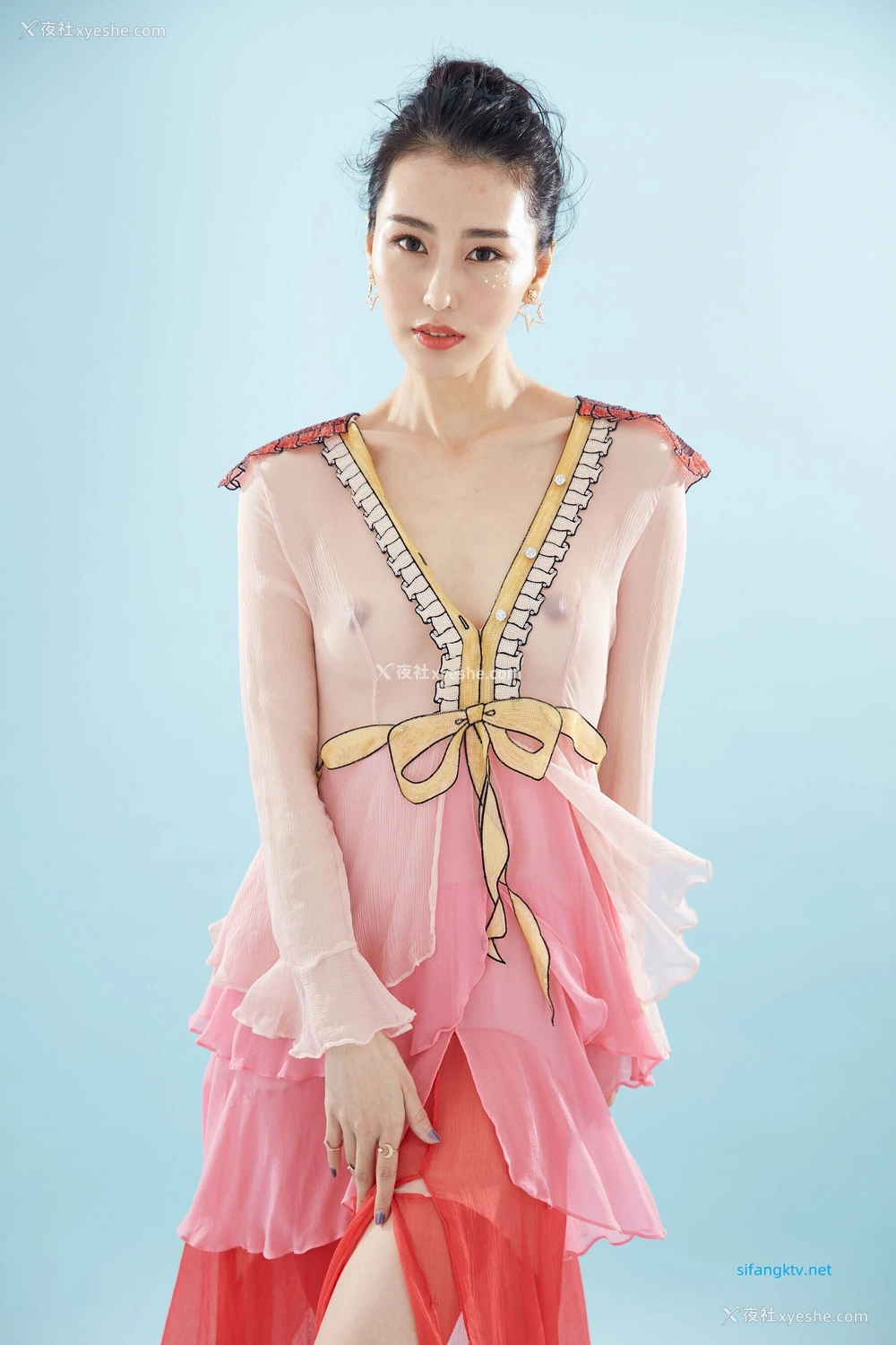 1P - 非诚勿扰女嘉宾邢星透点性感写真