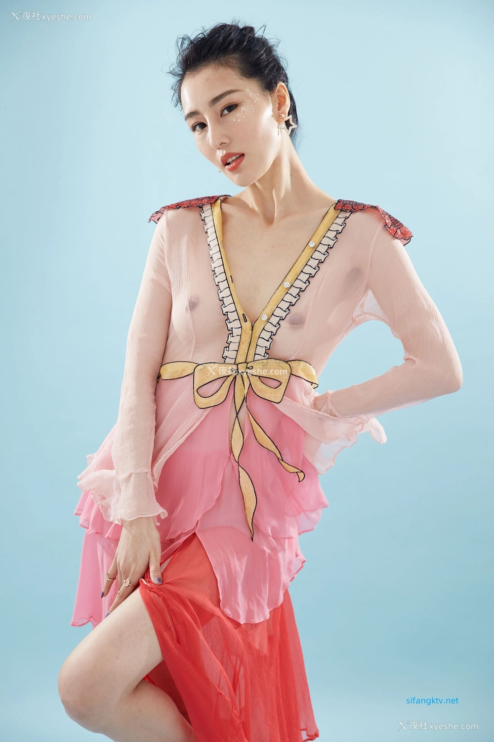 1P - 非诚勿扰女嘉宾邢星透点性感写真
