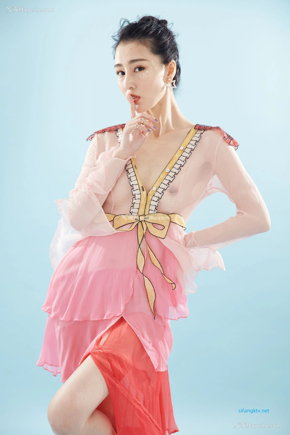 1P - 非诚勿扰女嘉宾邢星透点性感写真