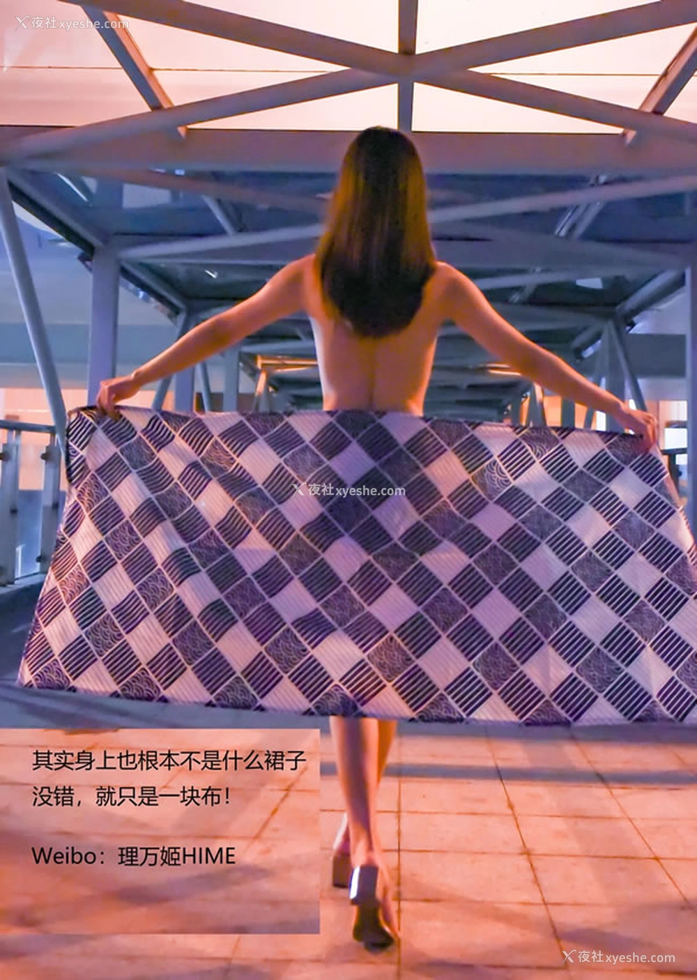 1P - 福利姬理万姬 – 天桥×集市露出摆摊无圣光图集