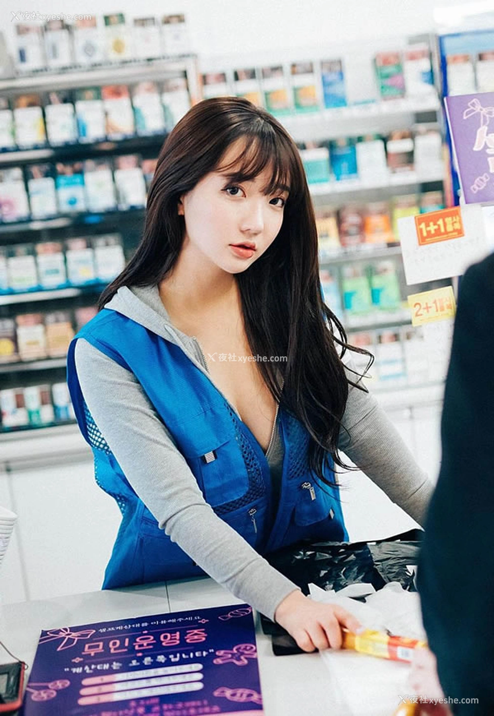 1P - 粉嫩小美女Son Ye-Eun超市工作服完美露出