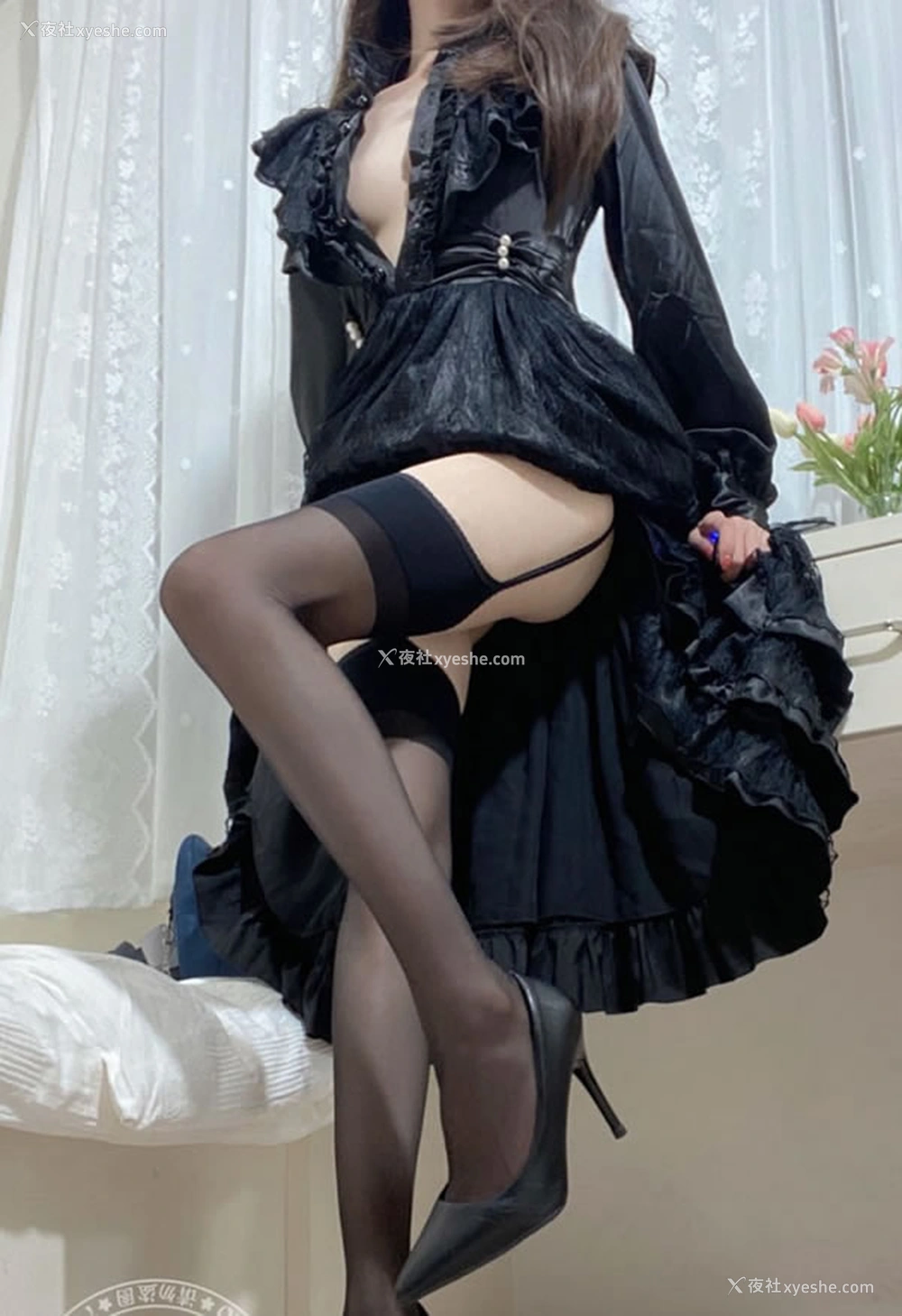 1P - 白虎福利姬@仙仙桃 – 暗黑长裙与吊带袜