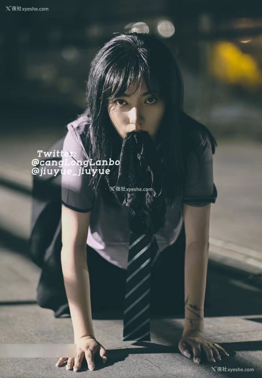 1P - 极品福利姬酒月新作 – 天桥上的制服女生