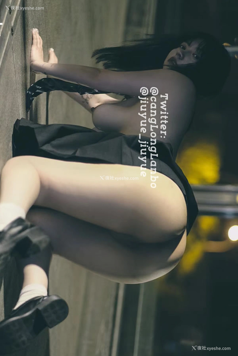1P - 极品福利姬酒月新作 – 天桥上的制服女生