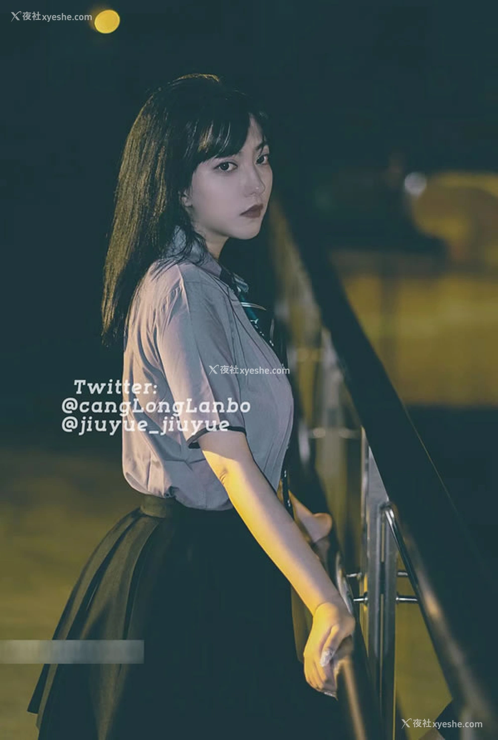 1P - 极品福利姬酒月新作 – 天桥上的制服女生