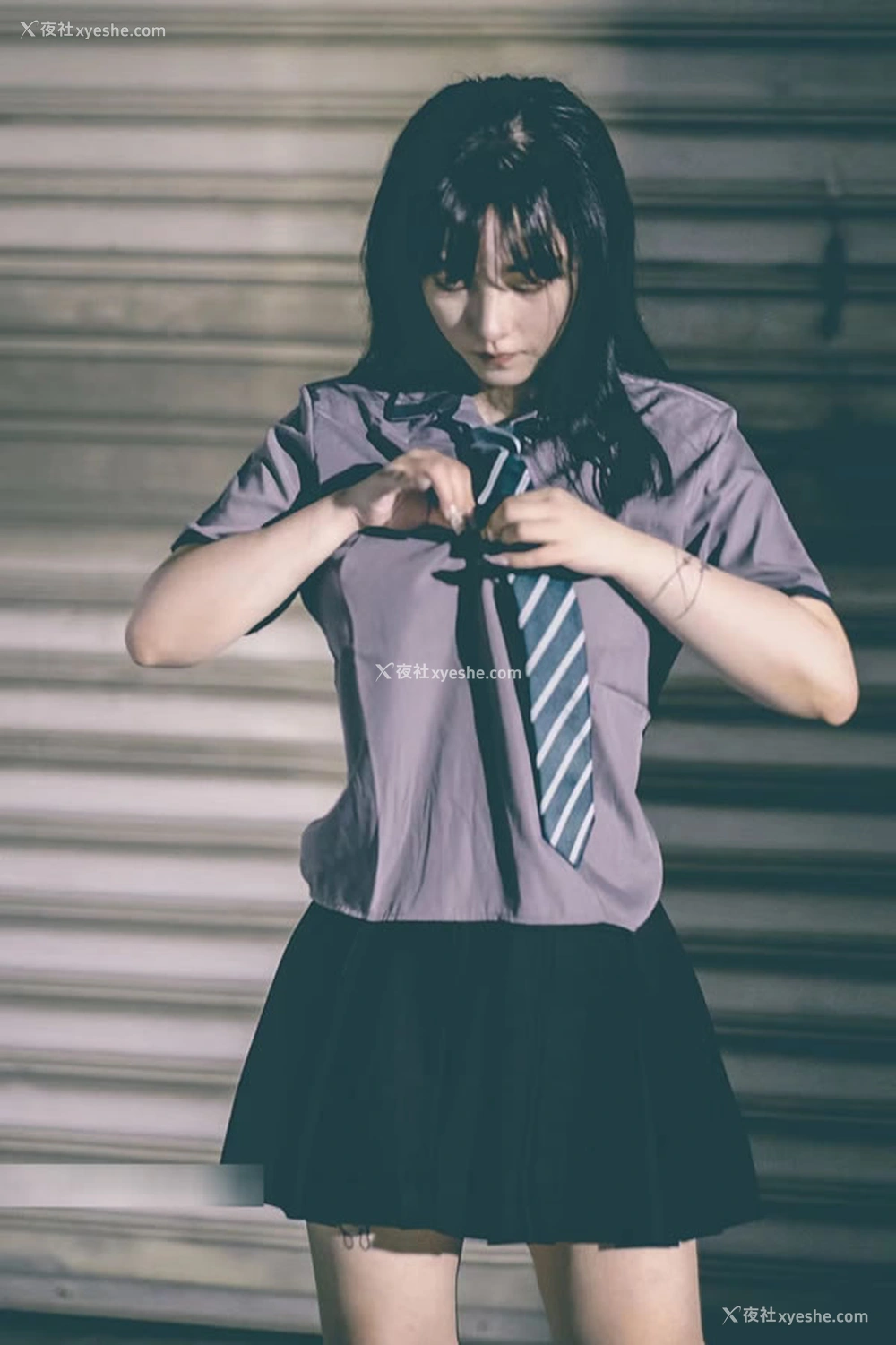 1P - 极品福利姬酒月新作 – 天桥上的制服女生