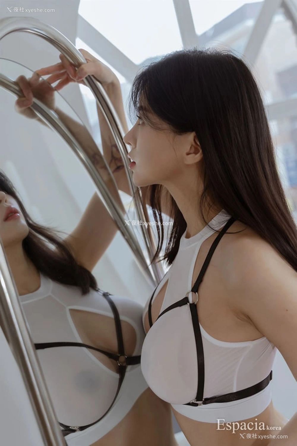1P - 优雅美女真空开胸运动短衣调教图集