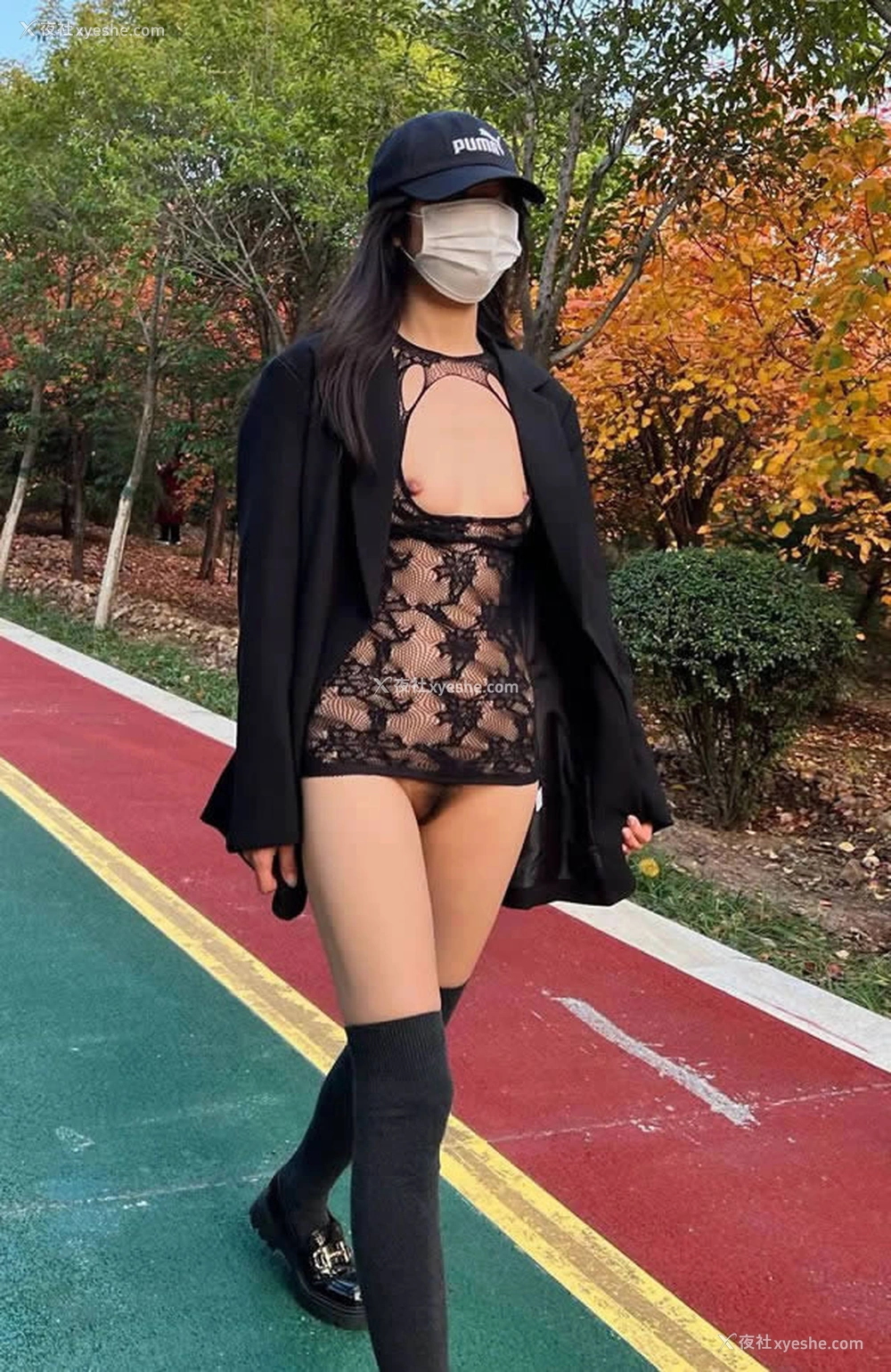 1P - 福利姬索菲亚连身透视黑丝网格公园外拍