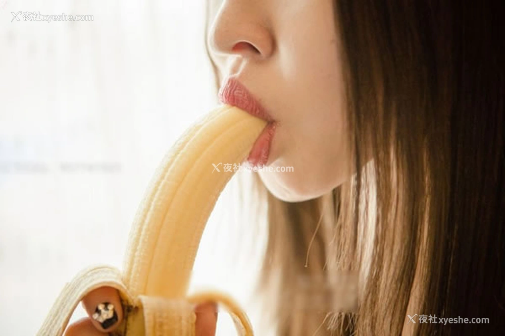 1P - 伊甸园美尻妹子瑶瑶销魂舔香蕉无圣光写真大胆撸一撸
