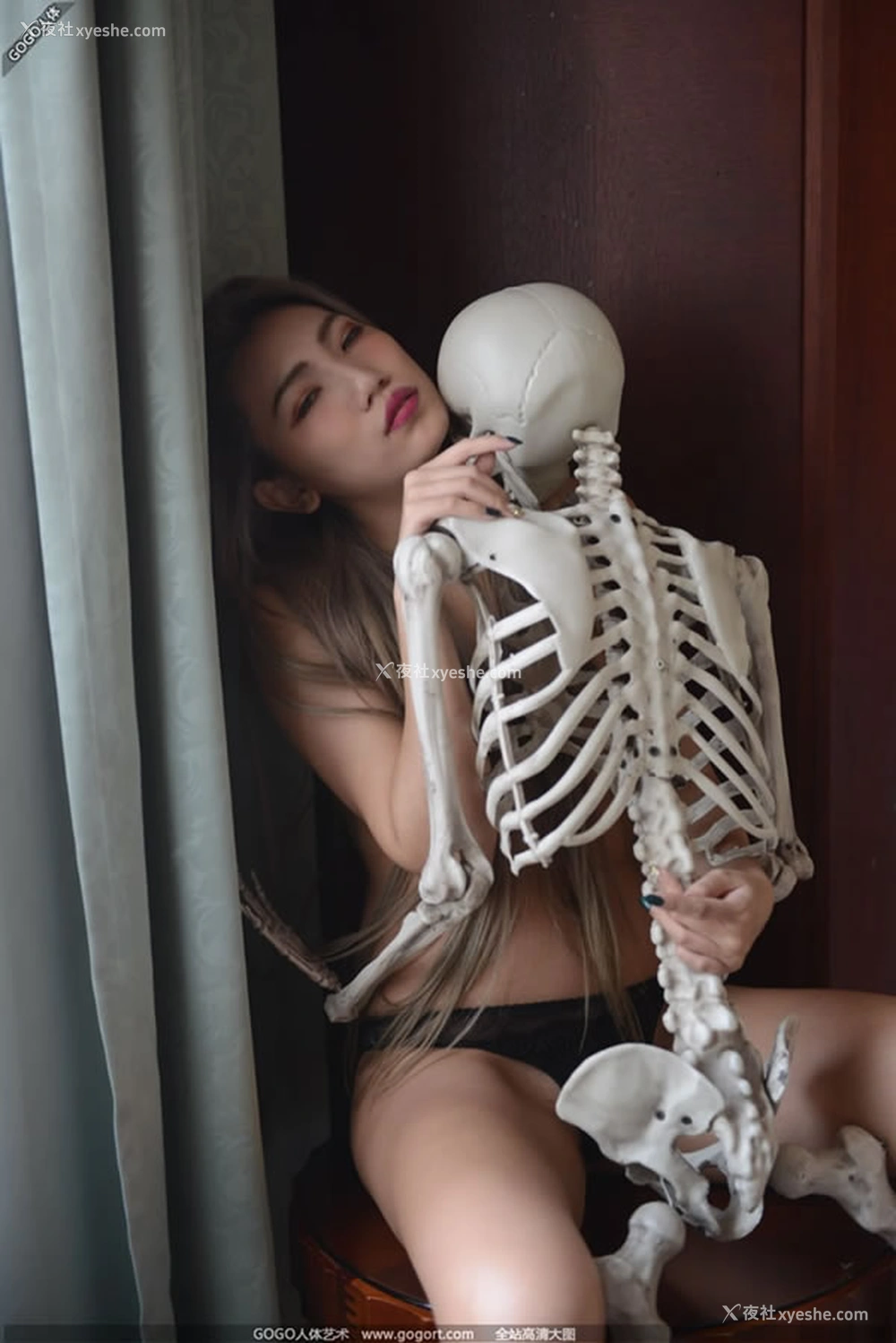 1P - 极品国模MM与骷髅有个约会人体无圣光写真