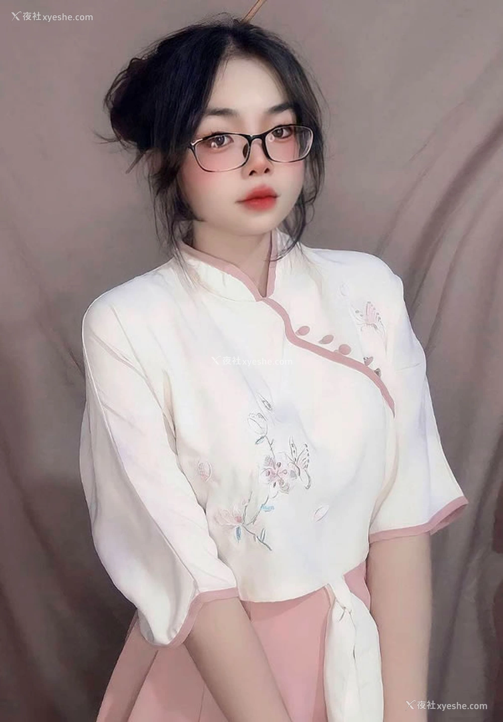 1P - 娇憨小美女居家私拍无圣光人体图集