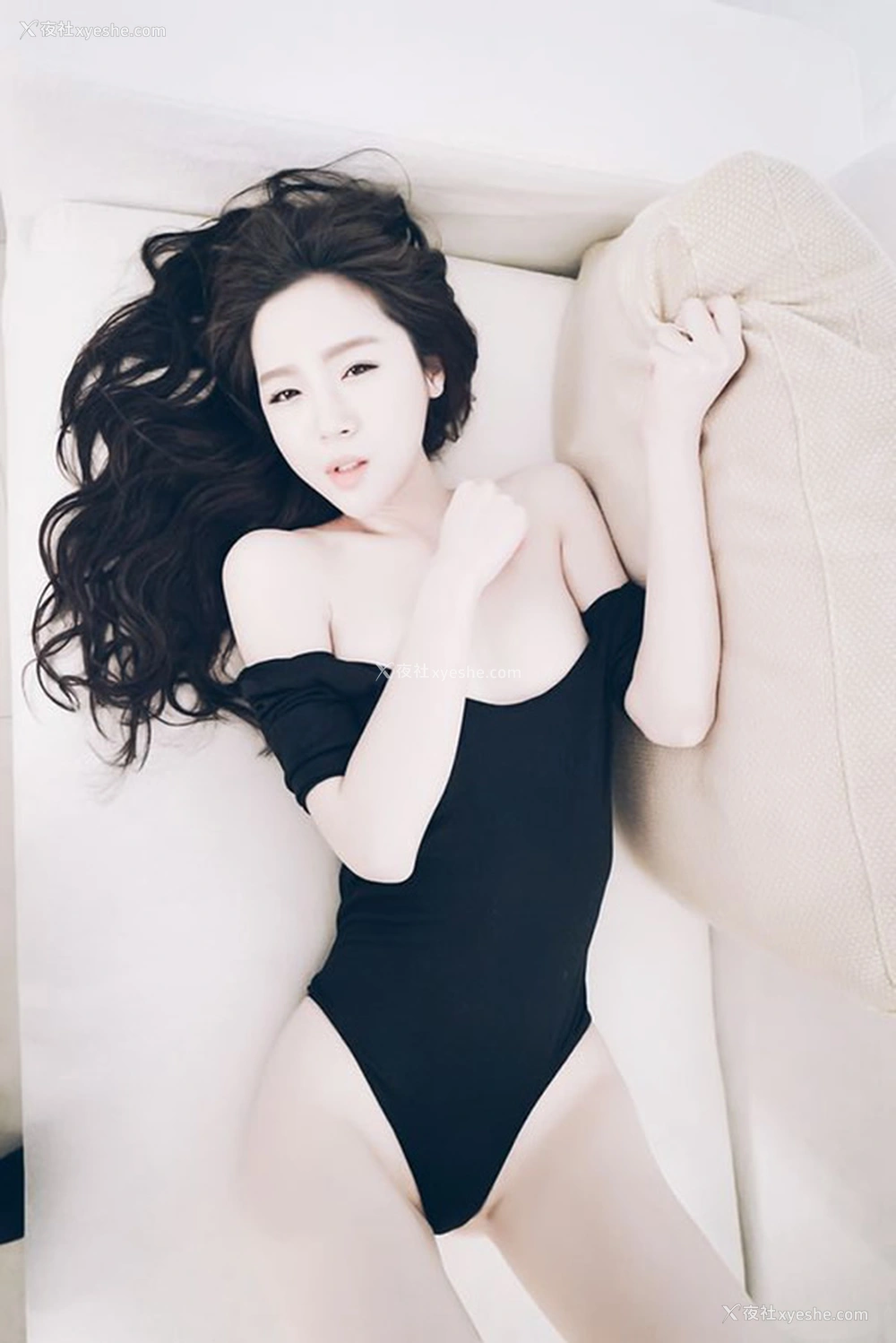 1P - 修长美女梦心玥黑色高叉泳衣无圣光人体艺术套图写真