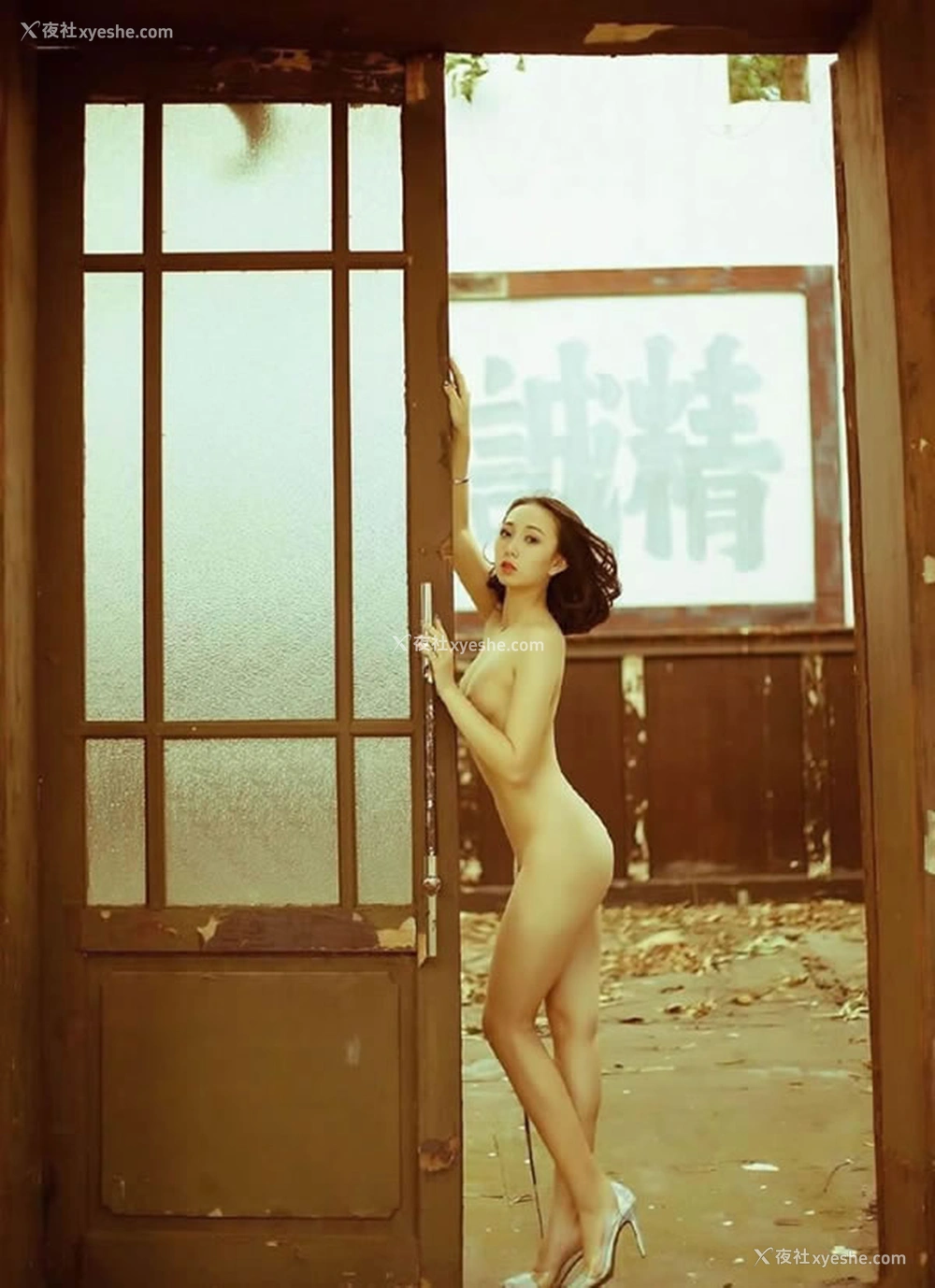 1P - 极品露出之美女外景无圣光人体艺术写真