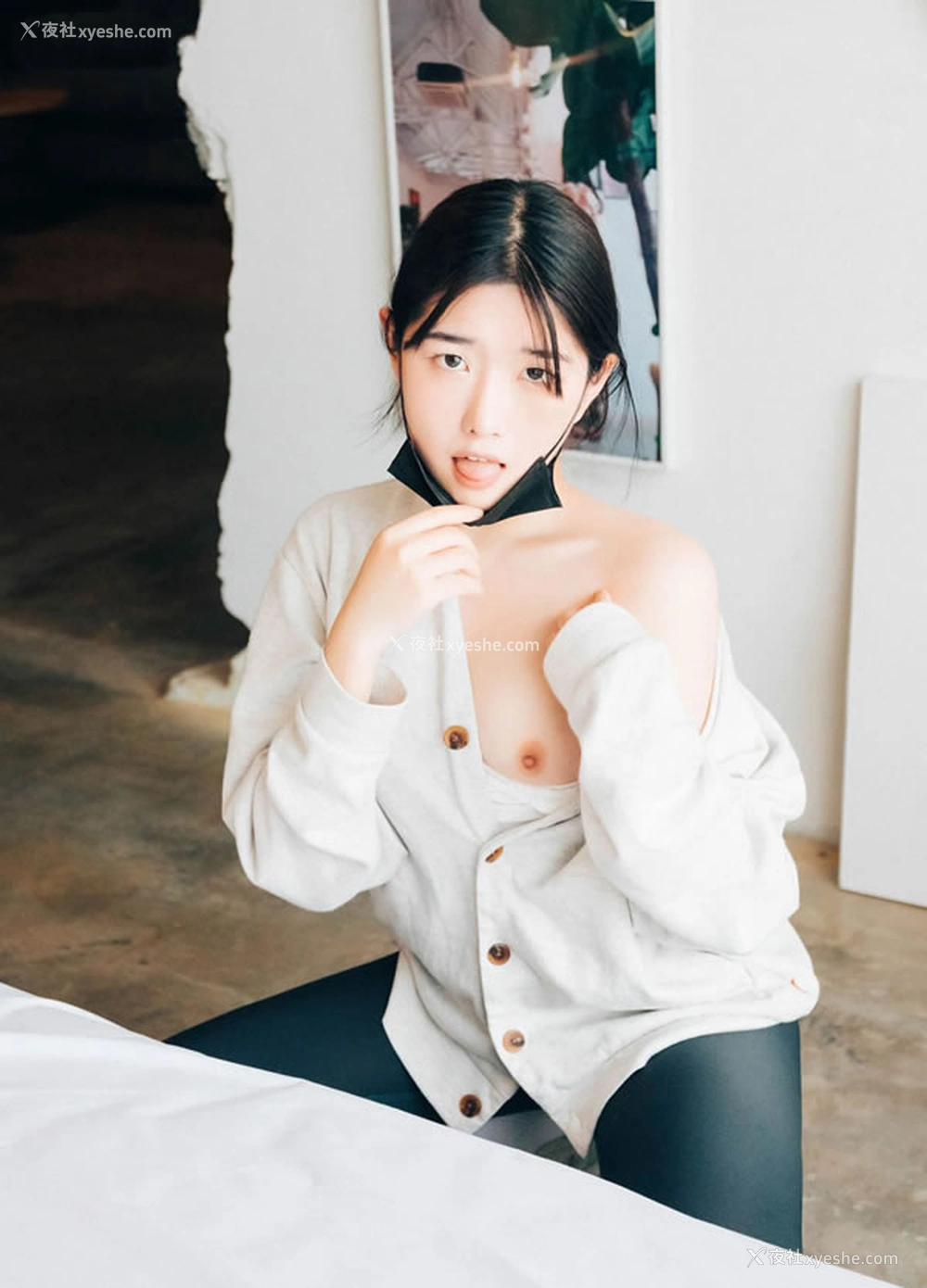 1P - 可爱小美女室内半脱私拍无圣光图集