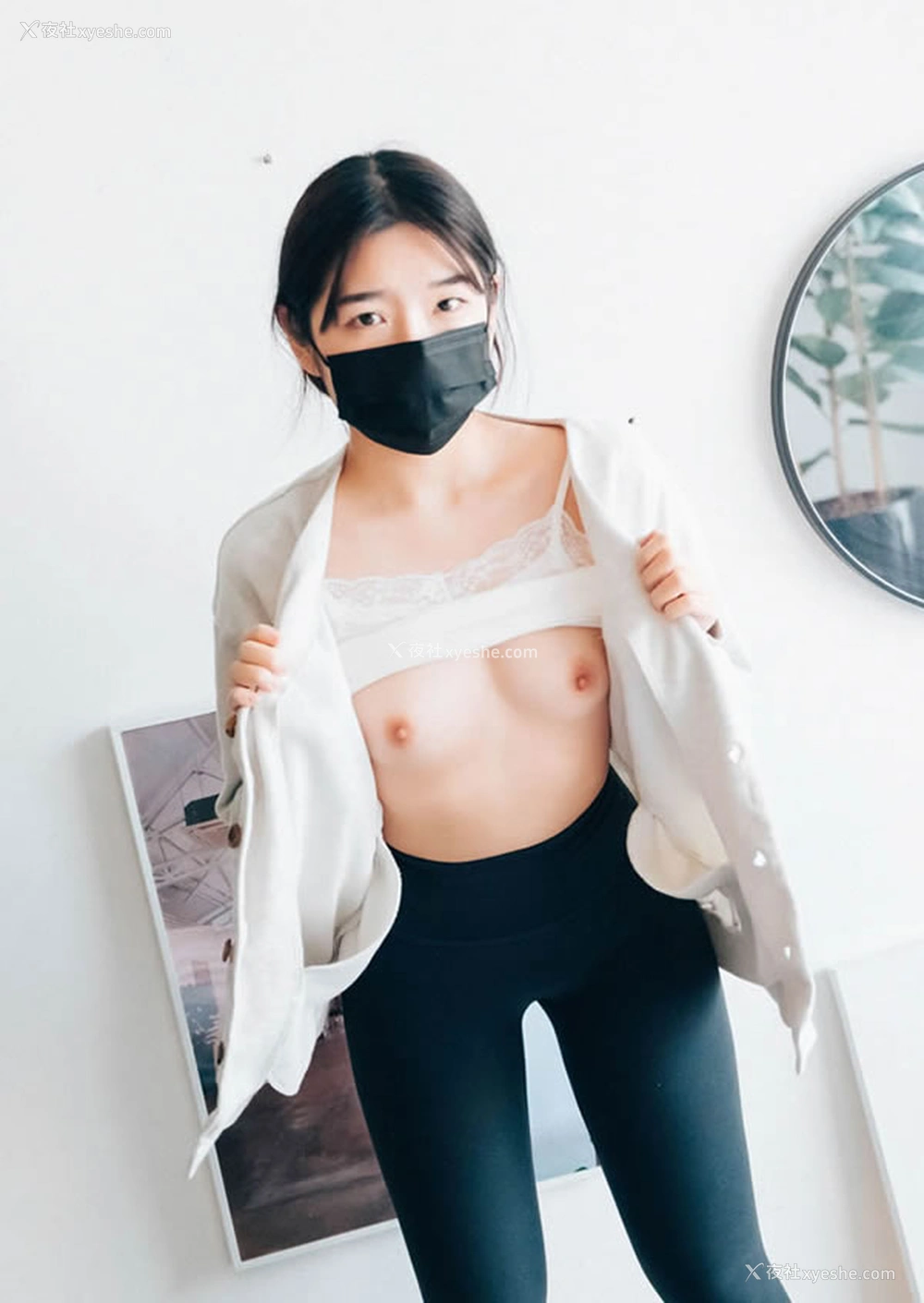 1P - 可爱小美女室内半脱私拍无圣光图集