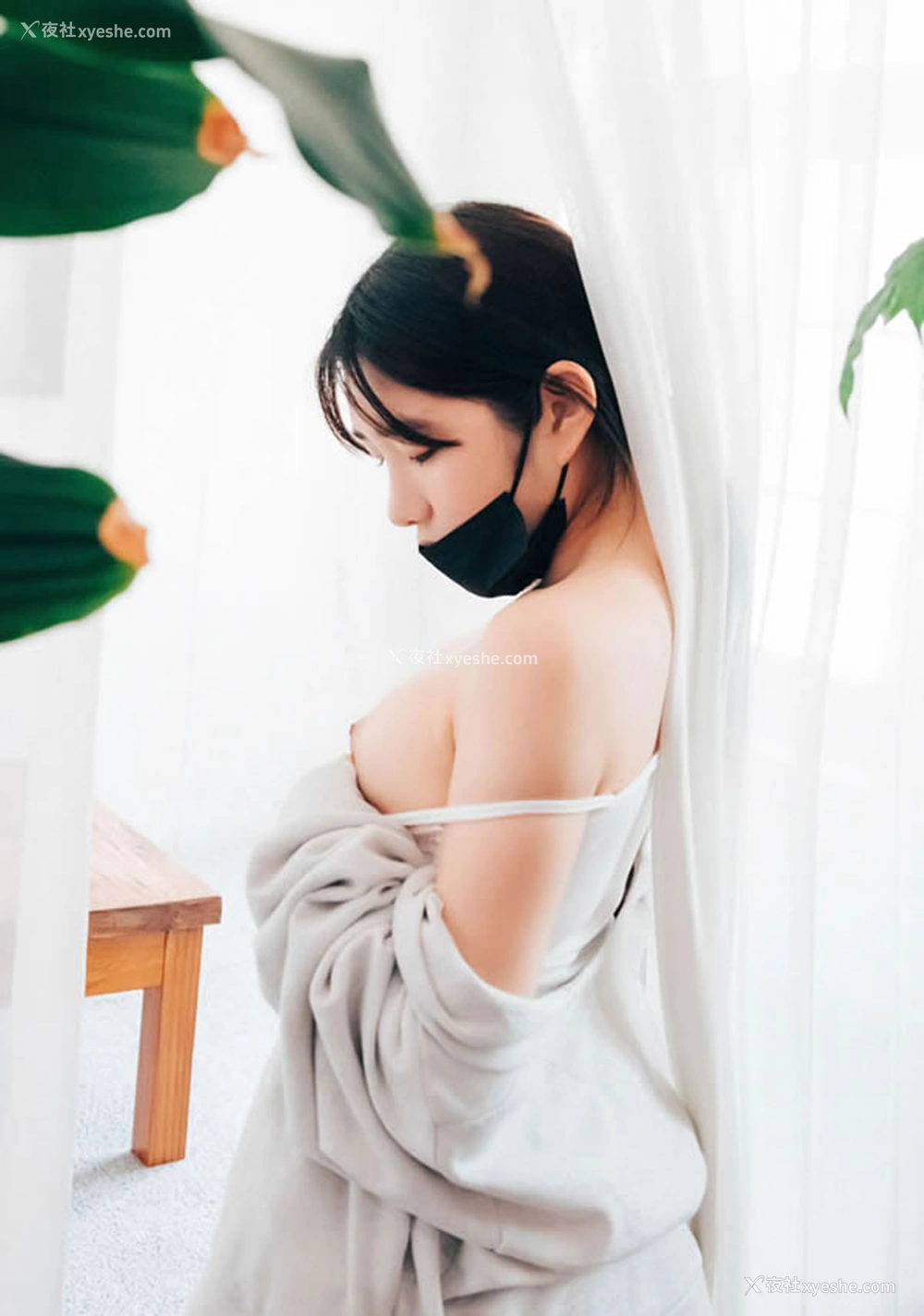 1P - 可爱小美女室内半脱私拍无圣光图集