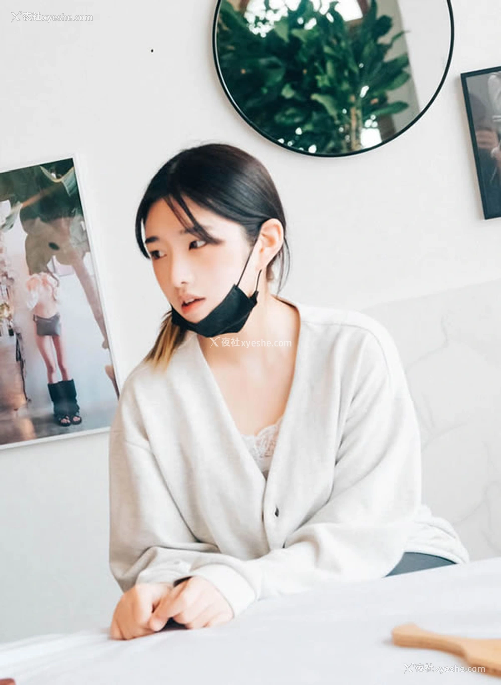 1P - 可爱小美女室内半脱私拍无圣光图集
