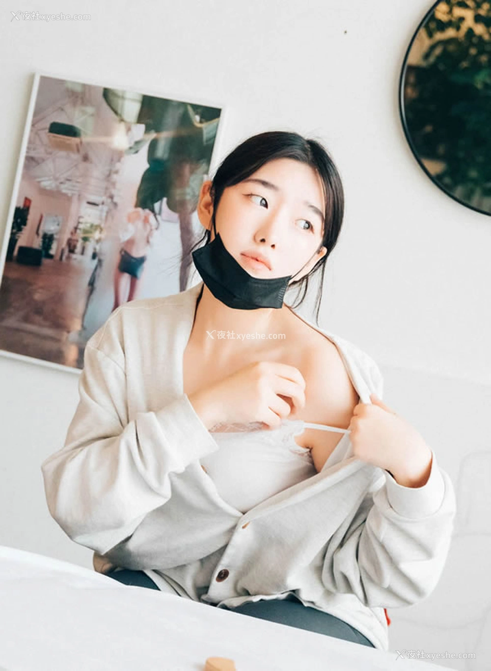1P - 可爱小美女室内半脱私拍无圣光图集