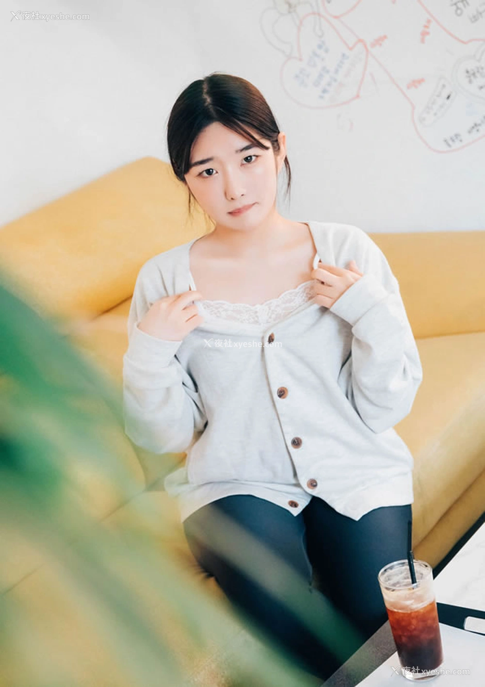 1P - 可爱小美女室内半脱私拍无圣光图集