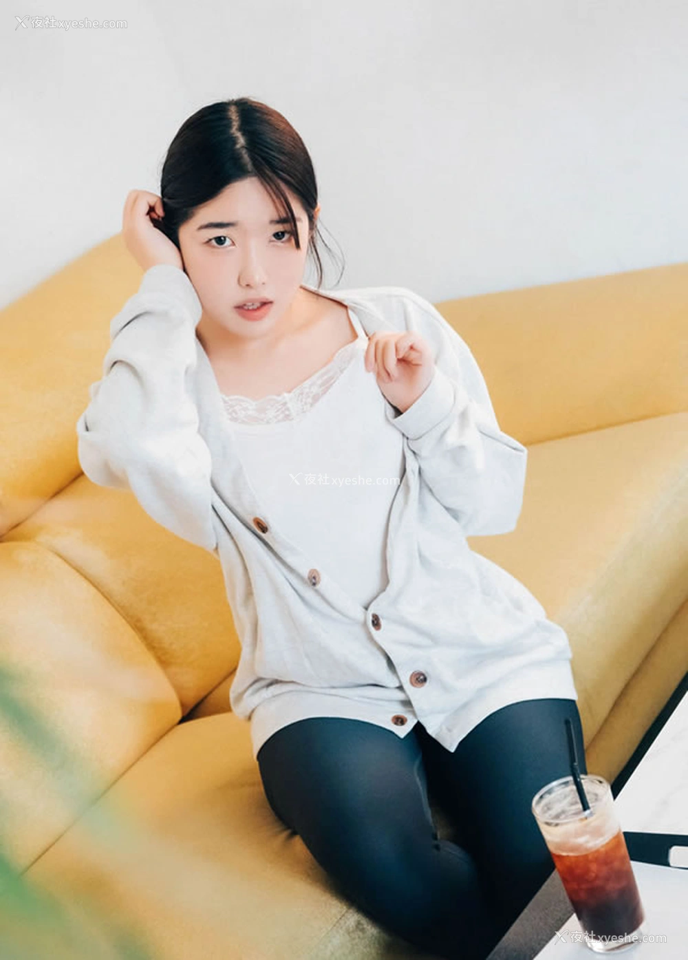 1P - 可爱小美女室内半脱私拍无圣光图集