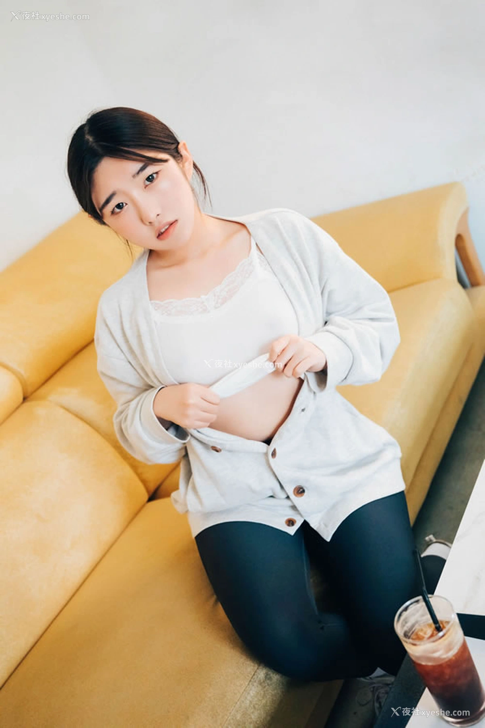 1P - 可爱小美女室内半脱私拍无圣光图集