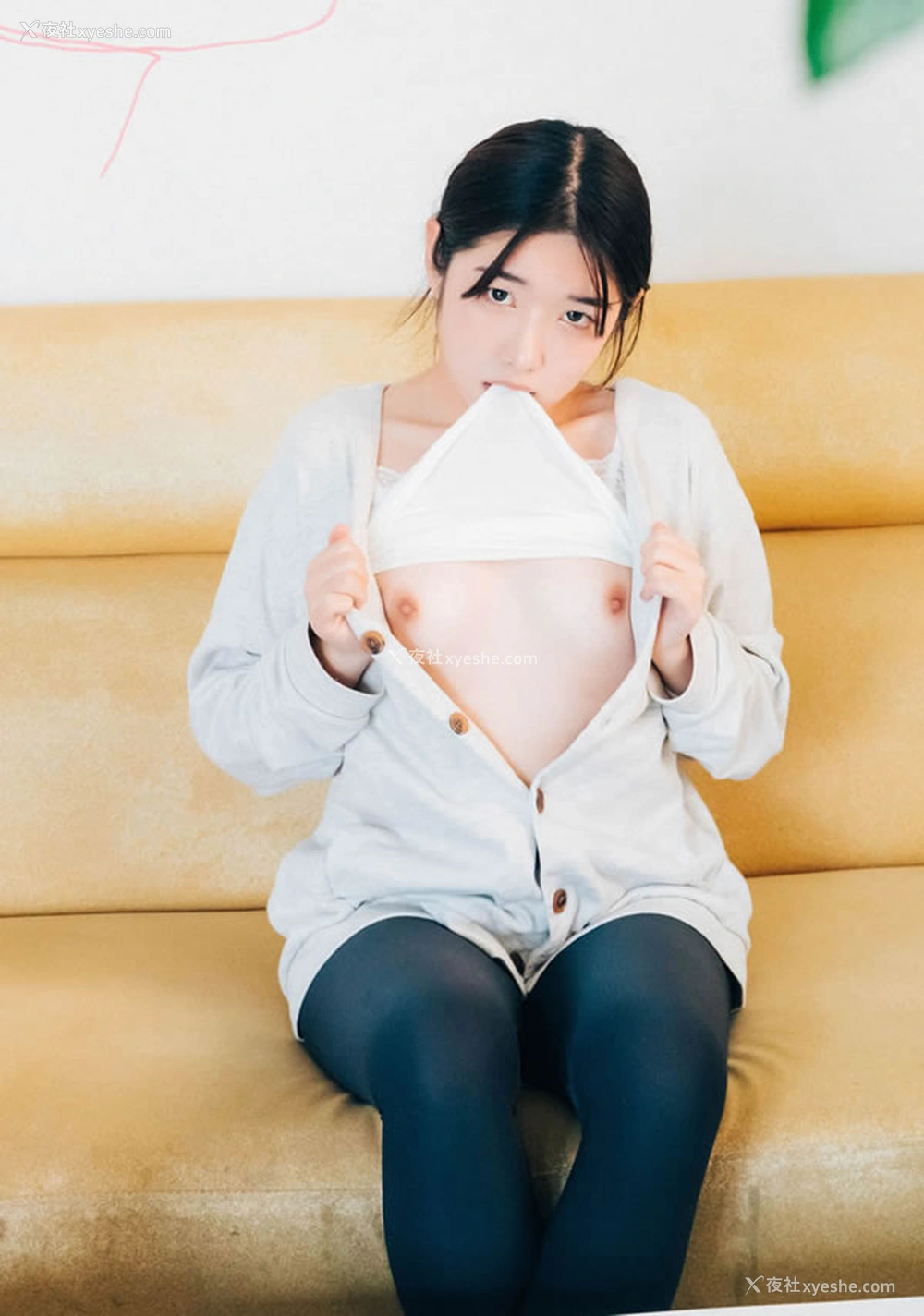 1P - 可爱小美女室内半脱私拍无圣光图集