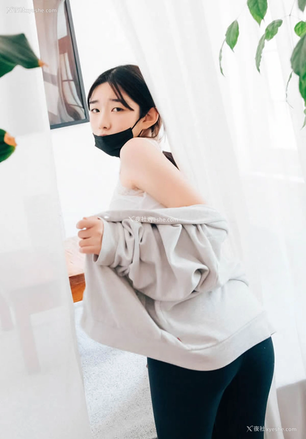 1P - 可爱小美女室内半脱私拍无圣光图集