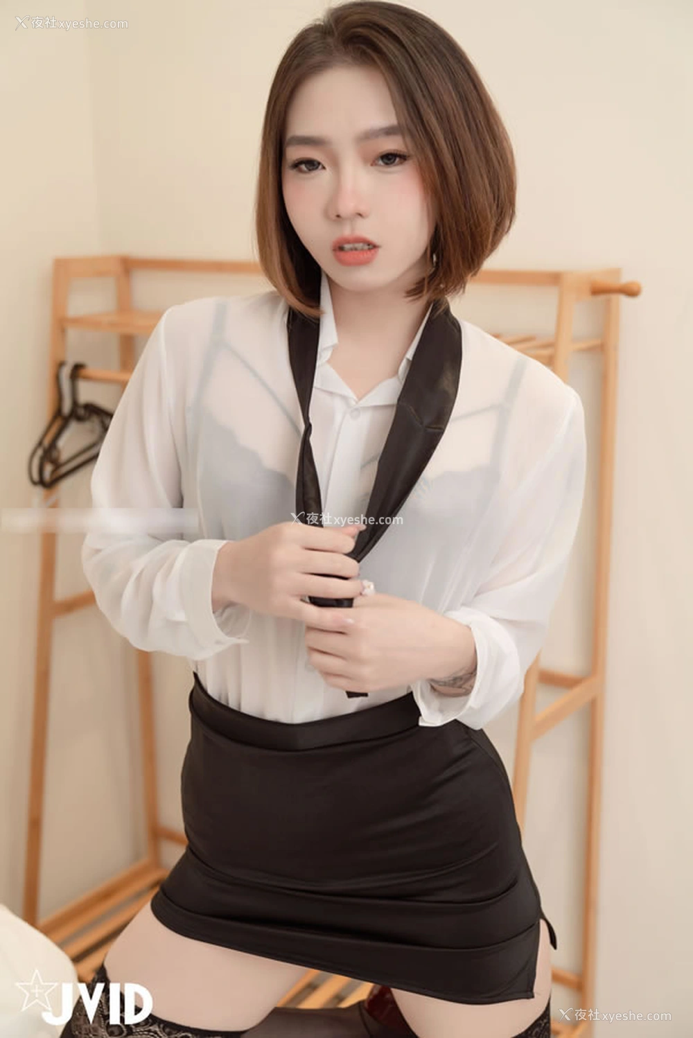 1P - 短发美女雅婕制服黑丝无圣光人体图集