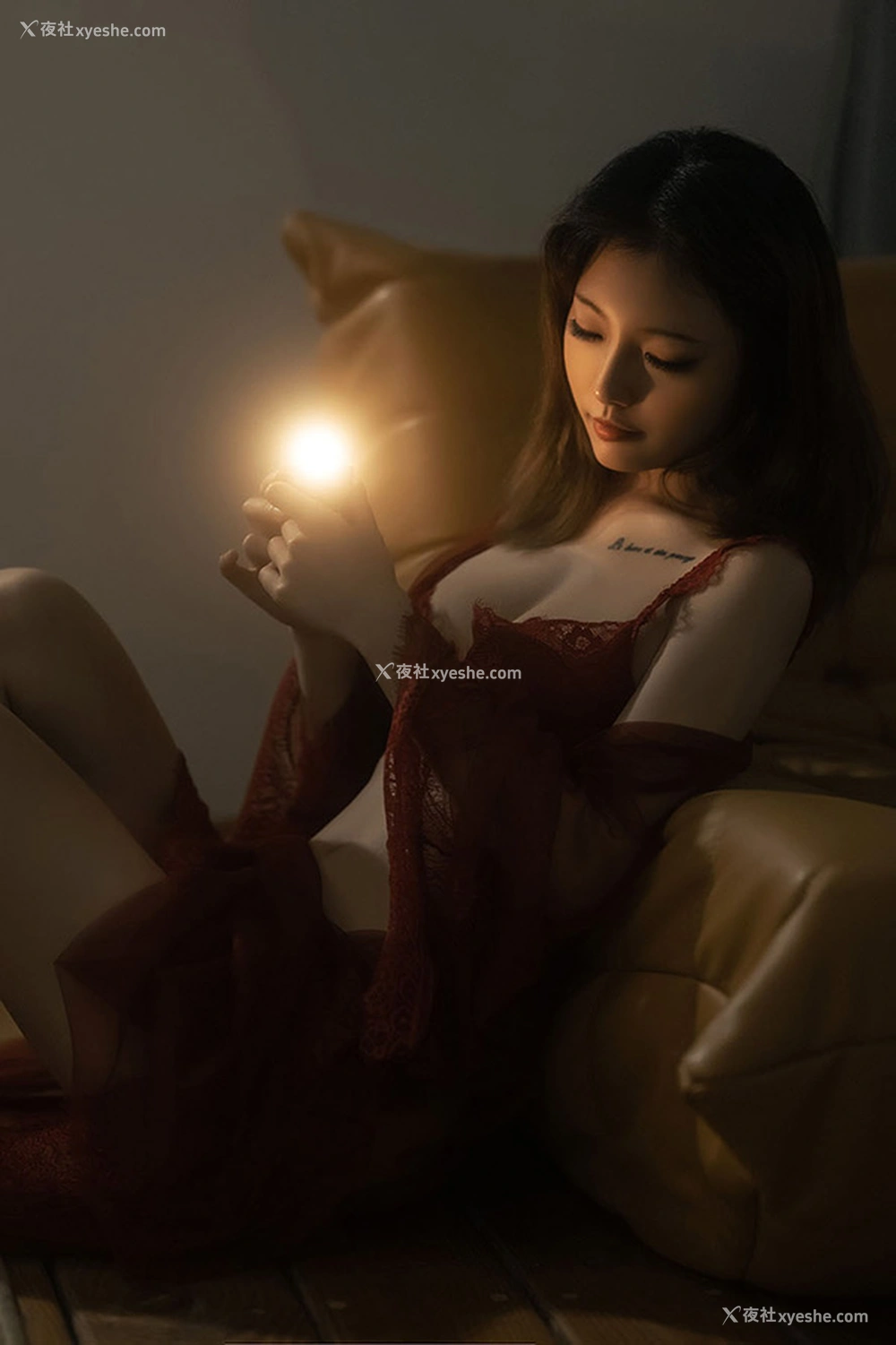 1P - 网红小姐姐桃良阿宅 红烛下的胴体